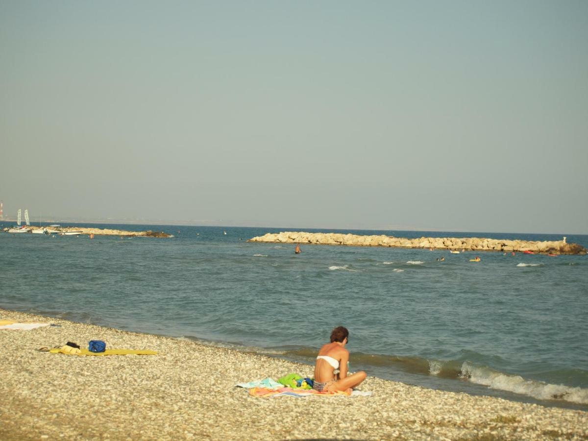 Moon-Light Studio Hotel Larnaca Buitenkant foto